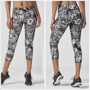 NWOT Fabletics Mid-Rise Printed PowerHold® Capri